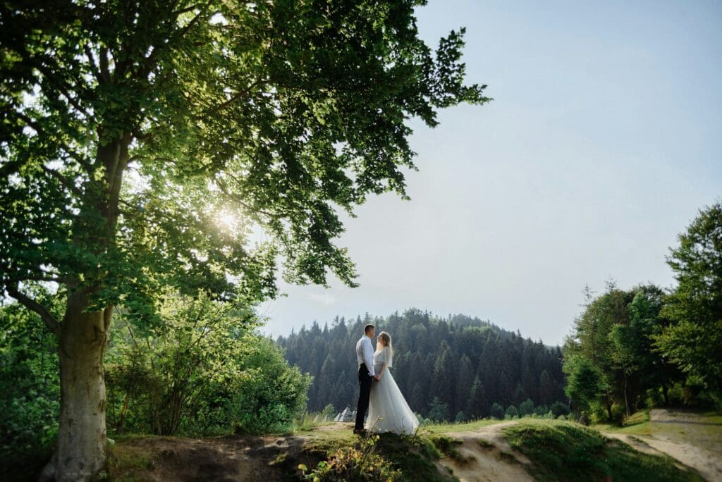 Photoshoot of a couple in love in the mountains.